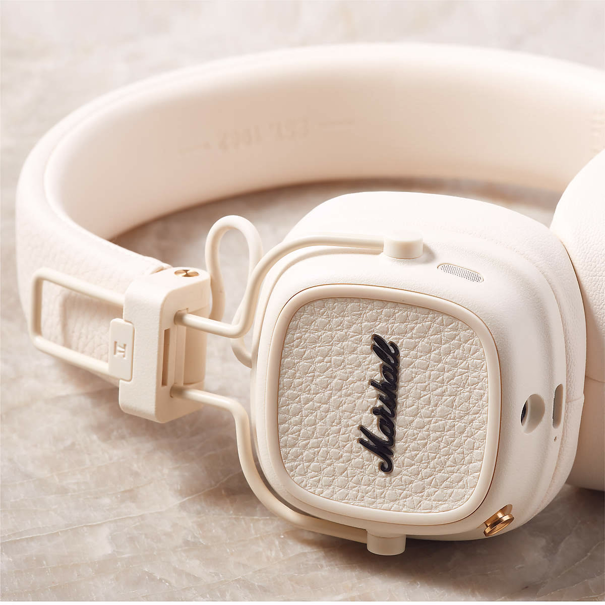 Бездротові навушники Marshall Major V Cream лежать крупним планом